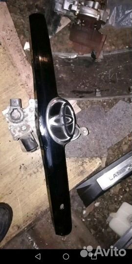 Накладка крышки багажника на Тойоту Камри 40