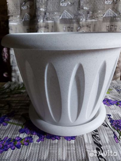 Горшок для цветов белый
