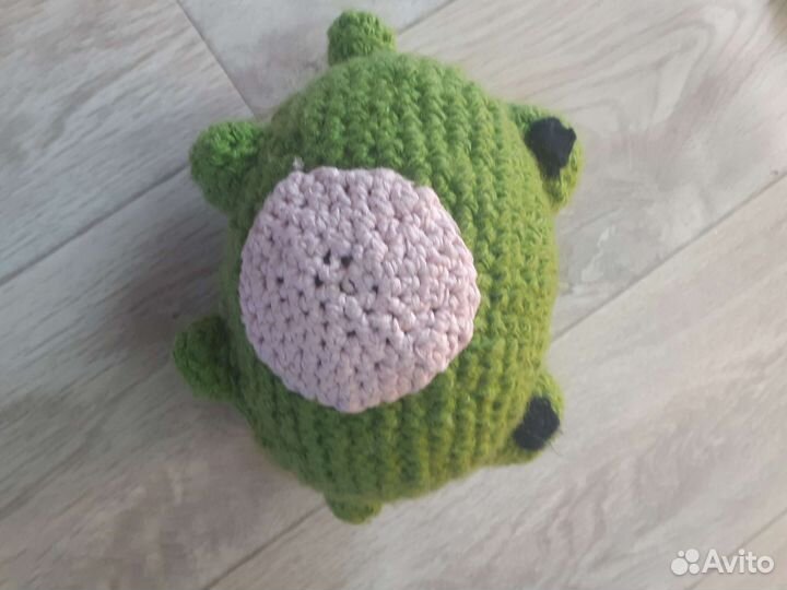 Вязаная игрушка лягушка