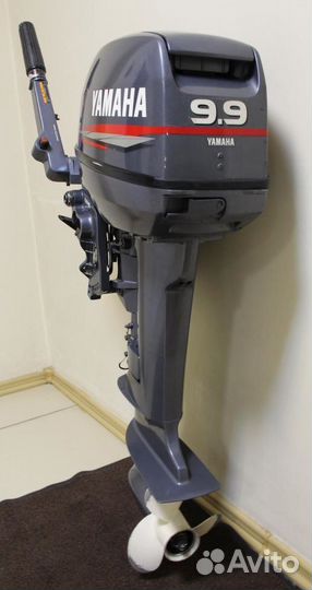 Мотор ямаха 15 с наклейкой 9.9