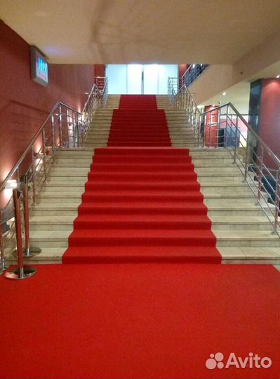 Золотые столбики и красная дорожка в аренду