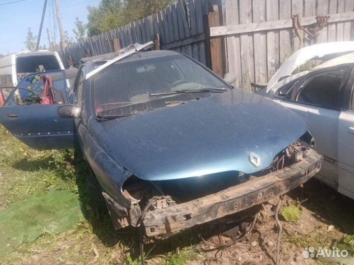 Усилитель бампера передний Renault Laguna