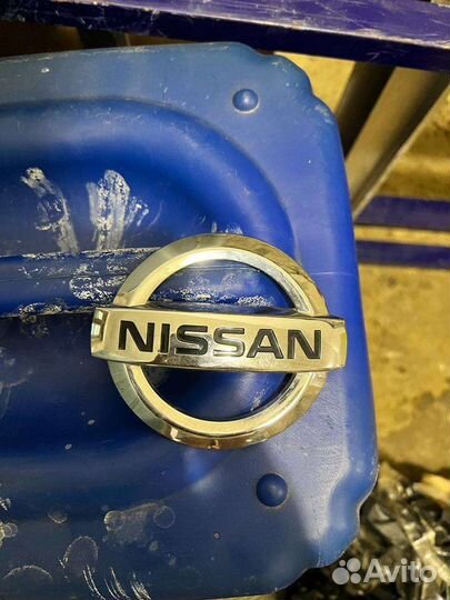 Зеркальный элемент и значок