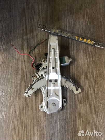 Стеклоподъемник правый задний Ниссан Тиида 2008 г