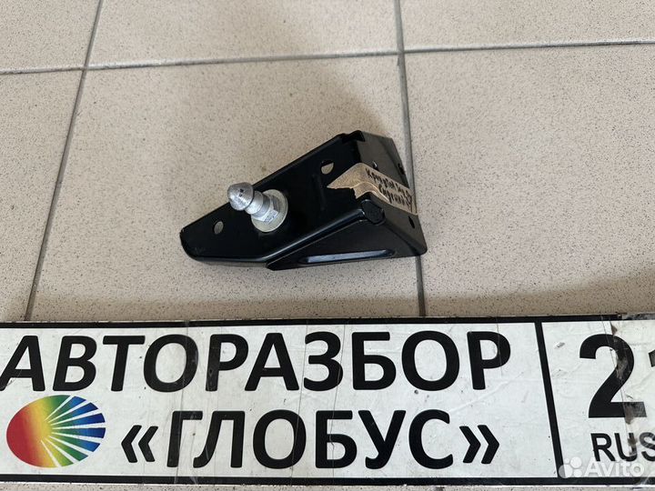 Кронштейн задних сидений левый Шевроле Нива