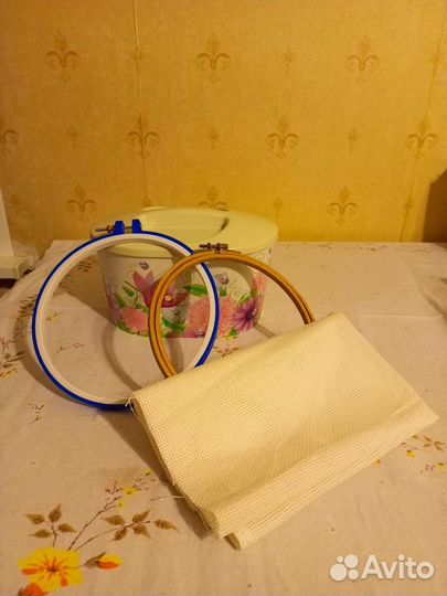 Нитки мулине, шкатулка, пяльца