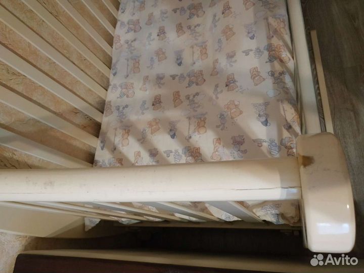 Детская кроватка с маятником 