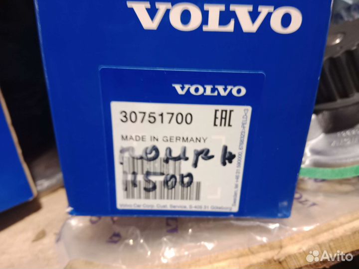 Помпа насос водяной Volvo S60