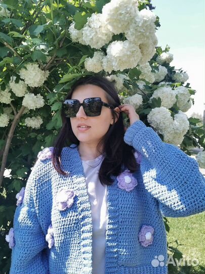 Кардиган с объёмными цветами ручной работы