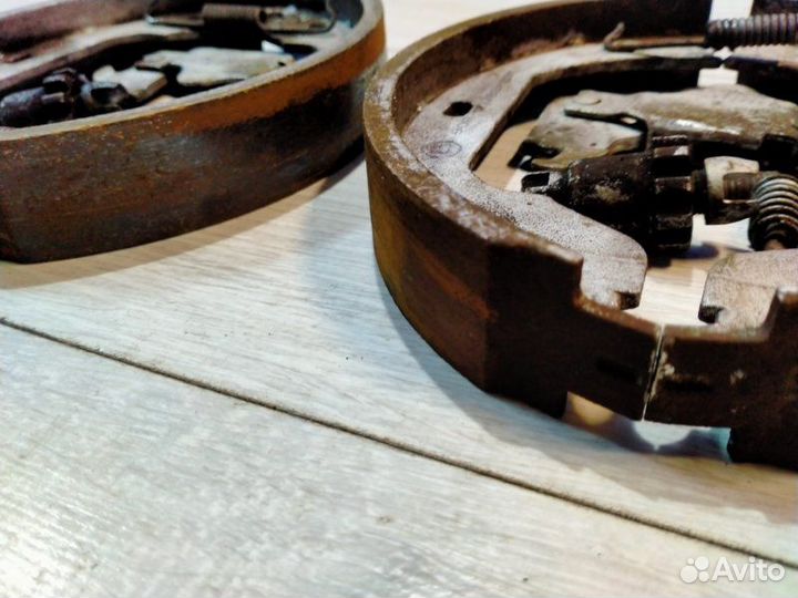 Колодки ручника Bmw 525I Левый Руль Пробег: