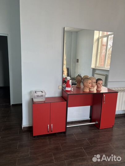 Стол для парикмахера с зеркалом и шкафом