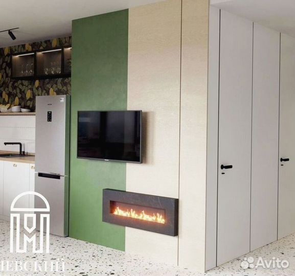 Рабочая зона и шкаф у окна