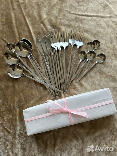 Столовые приборы из 24 предметов разных цветов