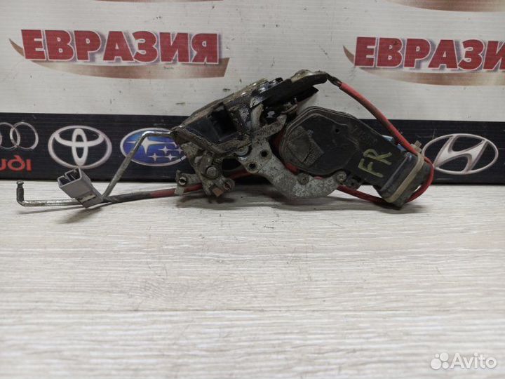 Замок двери передний правый Toyota Carina T210