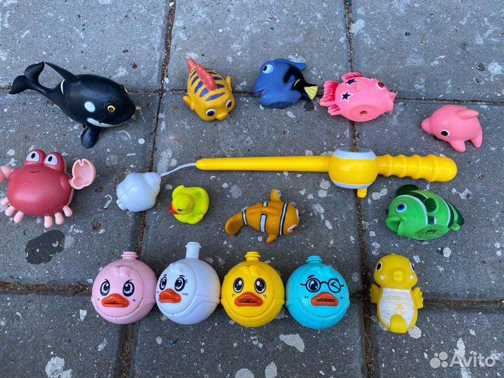 Игрушки для купания в ванной малыша