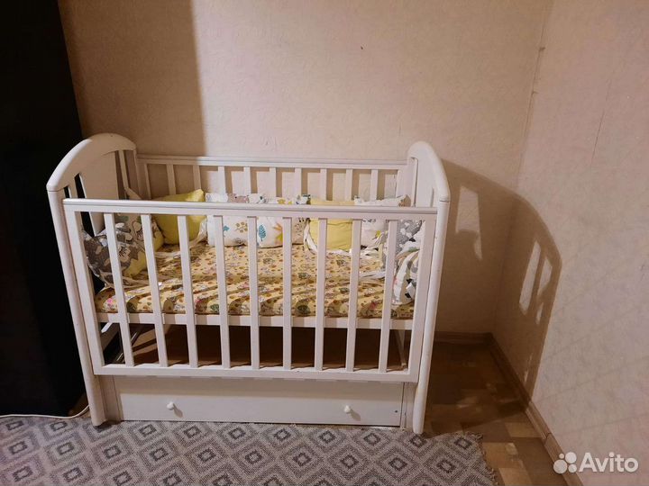 Детская кроватка с маятником и ящиком