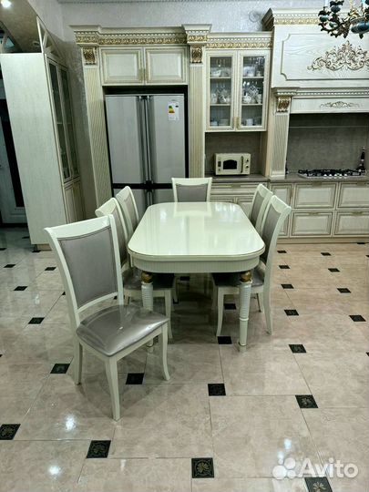 В наличии стол