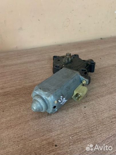 Моторчик стеклоподъемника для BMW E34 Правый