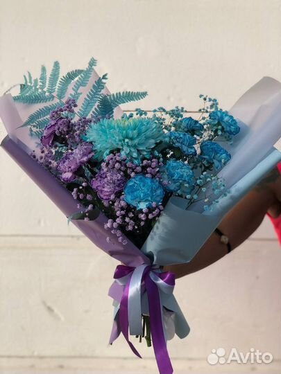 Букет голубой с диантусом и хризантемой