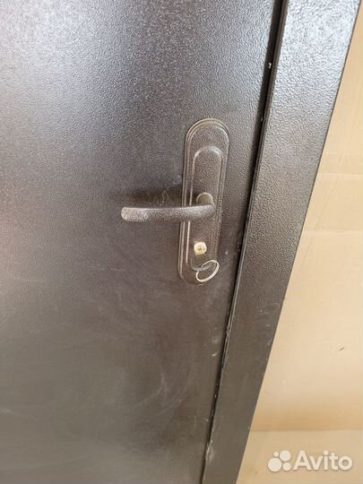 Продам входную дверь бу(от застройщика)