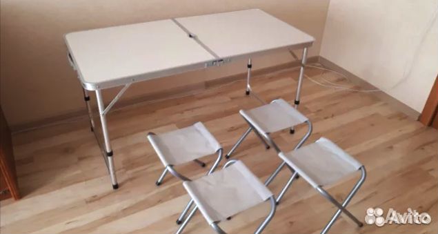 Стол со стульями