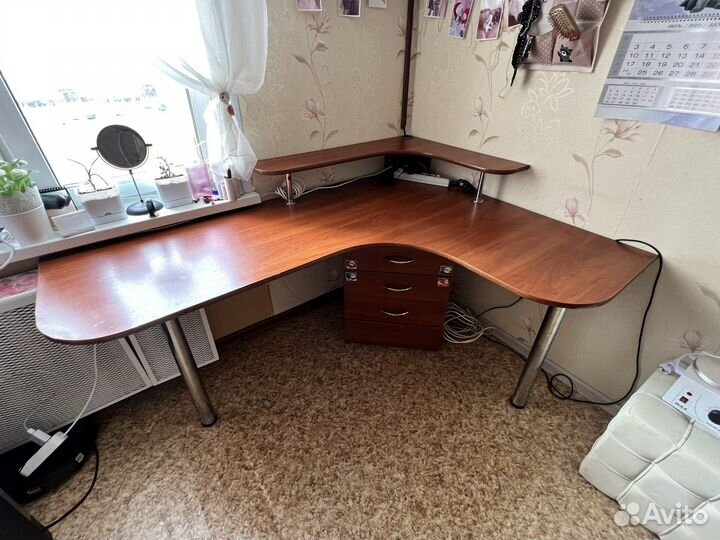 Угловой письменный стол