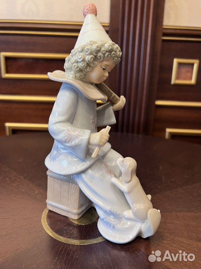Фарфоровая статуэтка девочка с собачкой