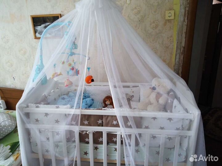 Детская кроватка с маятником