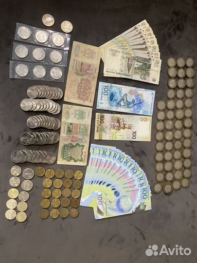 Коллекция монет и купюр