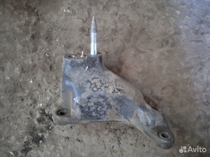 Подушка коробки кронштейн Renault Logan 1 2012