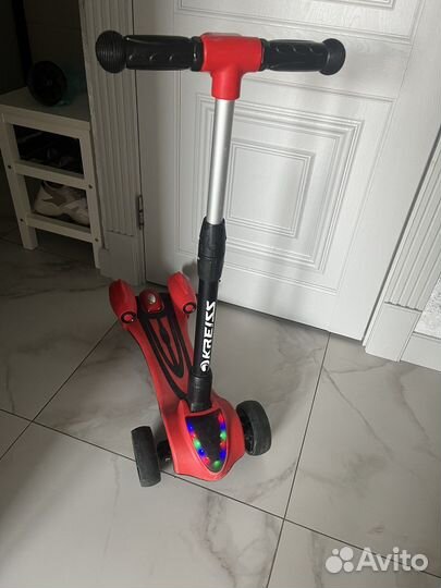 Трехколесный самокат с музыкой и подсветкой