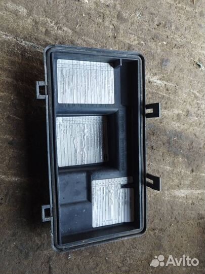 Крышка блока предохранителей Audi 100 С3 445 1986