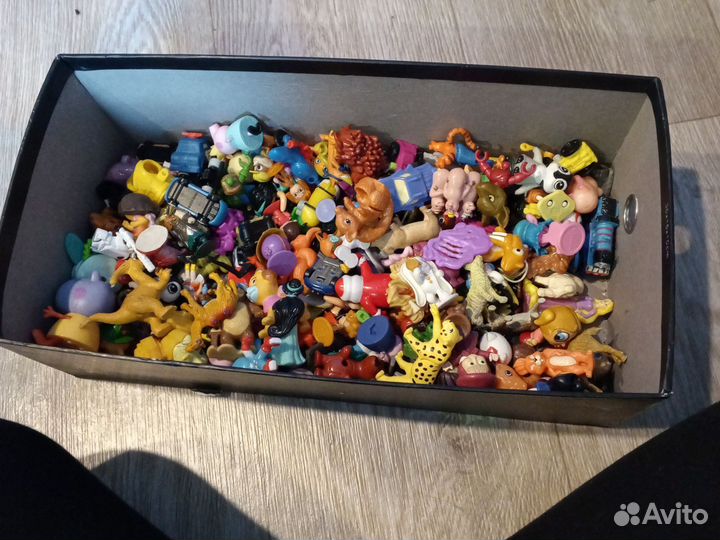 Маленькая коробочка с маленькими игрушками