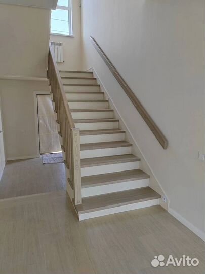 Лестница из ясеня на металлическом каркасе