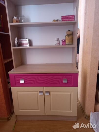 Кровать, письменный стол, шкаф