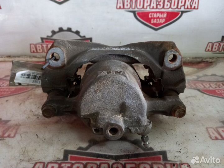 Суппорт тормозной передний левый Toyota Isis ZNM10