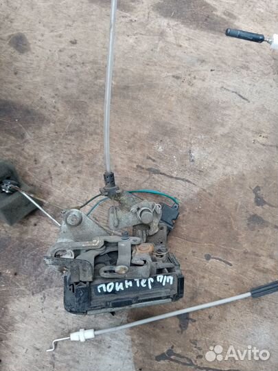 Замок двери передн/правый Фольксваген Поинтер 04г