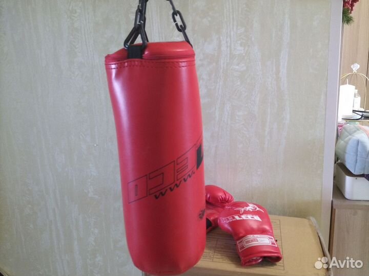 Боксерский мешок и перчатки