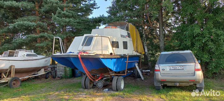 Водоизмещающий катер