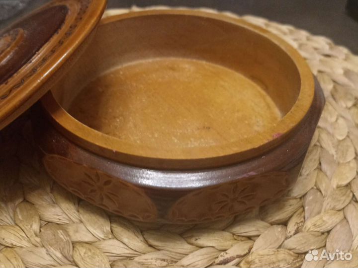 Деревянная шкатулка