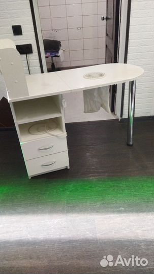 Маникюрный стол