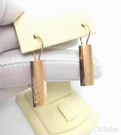 Золотые серьги пластины, орнамент цветы, французский замок, вес 3,50г