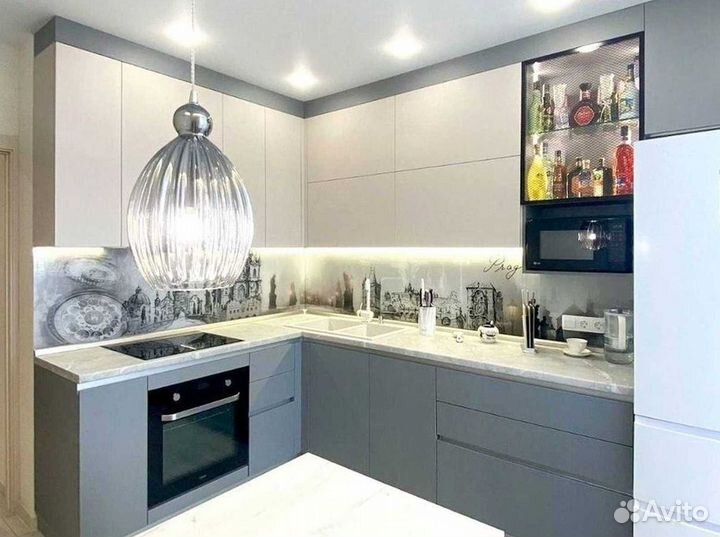 Кухонный гарнитур с каменным островом