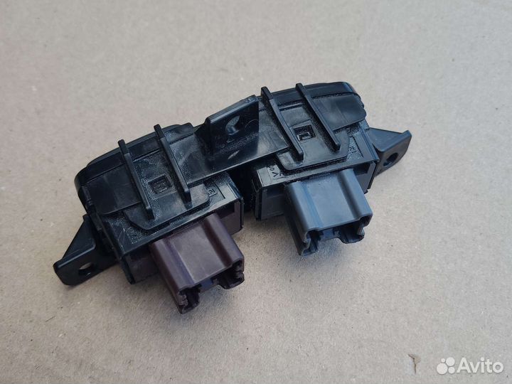 Кнопка подогрева сидений Nissan Tiida C11