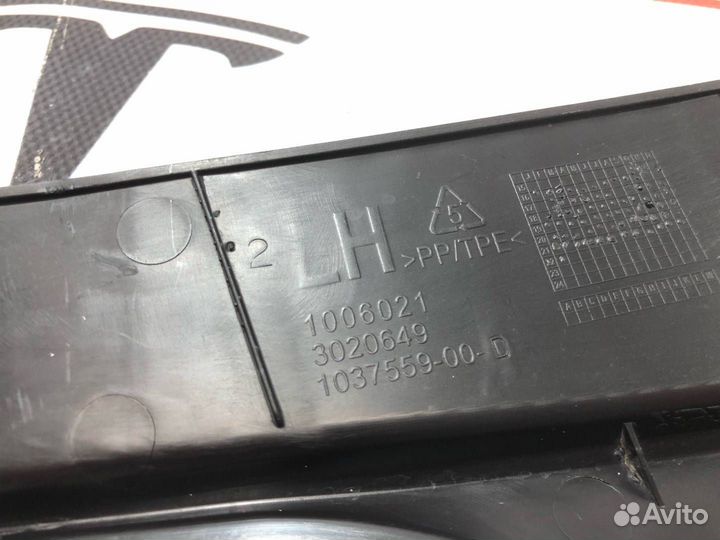 Накладка закрытия подъемной задней двери Tesla
