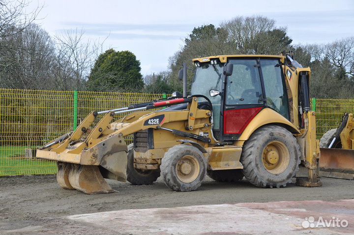 Стекло двери правое нижнее Caterpillar 