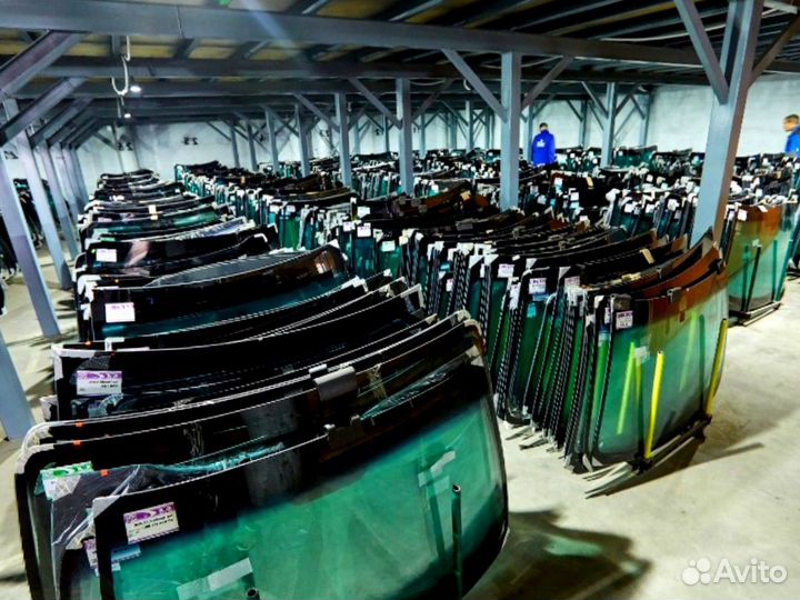 Стекло лобовое нижнее левое Komatsu