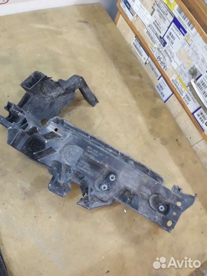 Ку5 крепление фары левой Q5 2008-13