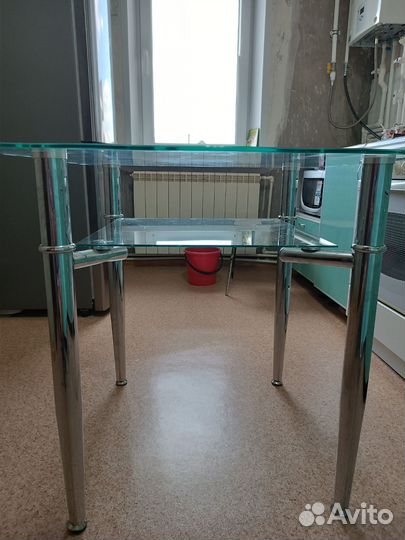 Стол и стулья