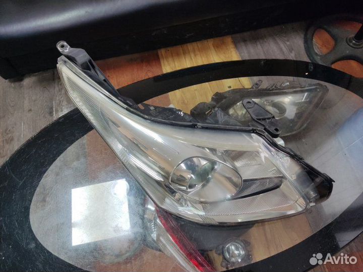 Фара галоген правая Toyota Avensis 3 T270